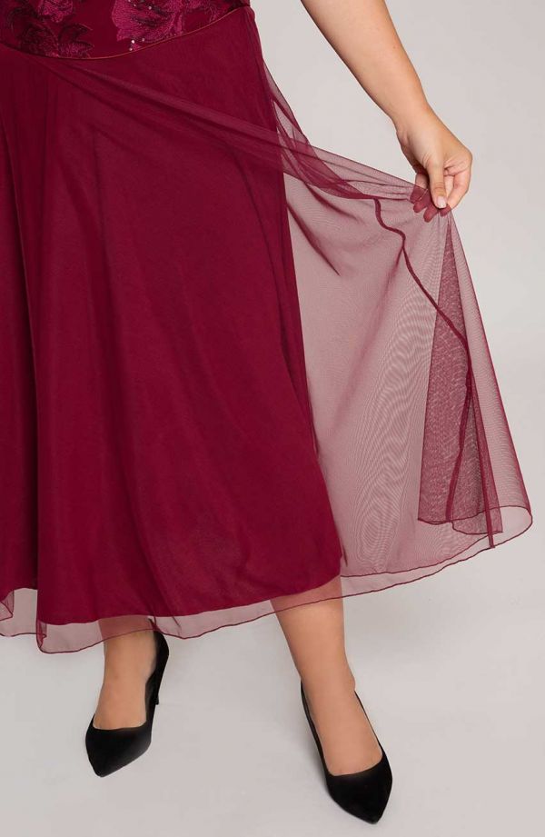 Čerešňové čipkované šaty s flitrami